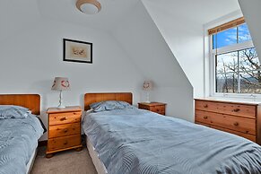 Cottage by Loch With Stunning Views