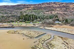Cottage by Loch With Stunning Views