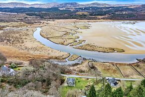 Cottage by Loch With Stunning Views