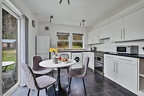 Cottage by Loch With Stunning Views