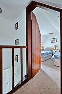 Cottage by Loch With Stunning Views