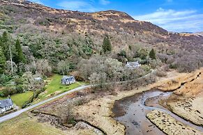 Cottage by Loch With Stunning Views