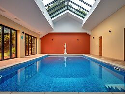 Cottage in Cotswolds With Private Pool Access