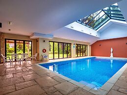 Cottage in Cotswolds With Private Pool Access