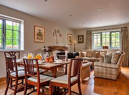 Cottage in Cotswolds With Private Pool Access
