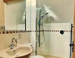 Cottage in Cotswolds With Private Pool Access