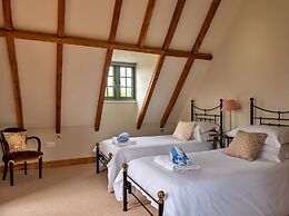 Cottage in Cotswolds With Private Pool Access