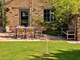 Cottage in Cotswolds With Private Pool Access