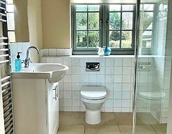 Cottage in Cotswolds With Private Pool Access