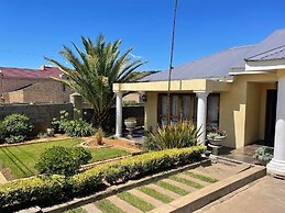 Serenity Heights Backpackers Lodge