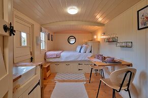 Glamping in Northamptonshire Near Cotswolds