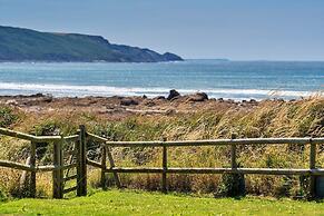 Lodge in Cornwall With Widemouth Bay Views
