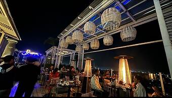 Skyline luxury in pink city