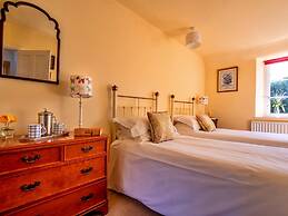 Cottage in Kingham With Private Pool Access