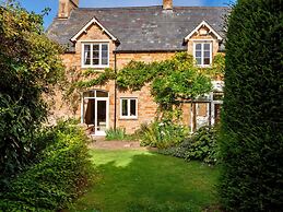 Cottage in Kingham With Private Pool Access