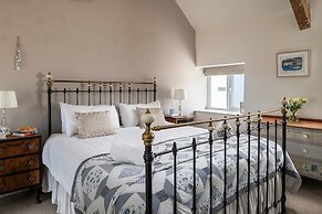 Coastal Retreat on Wales Path With Sea Views