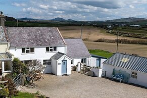 Coastal Retreat on Wales Path With Sea Views