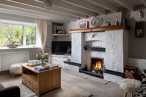 Coastal Retreat on Wales Path With Sea Views