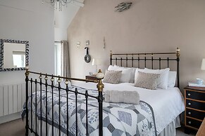 Coastal Retreat on Wales Path With Sea Views
