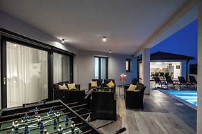 Villa With Private Illuminated Pool