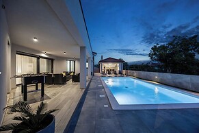 Villa With Private Illuminated Pool