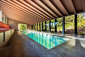 Historic Retreat in Peak District by River Dane