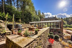 Historic Retreat in Peak District by River Dane