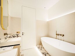 Sumptuous Apartment With Garden / Arc de Triomphe