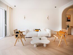 Sumptuous Apartment With Garden / Arc de Triomphe