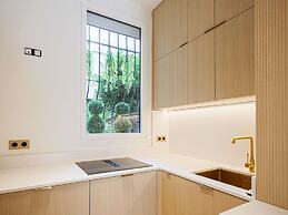 Sumptuous Apartment With Garden / Arc de Triomphe