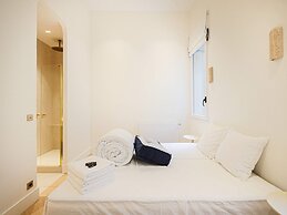 Sumptuous Apartment With Garden / Arc de Triomphe