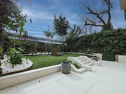 Sumptuous Apartment With Garden / Arc de Triomphe