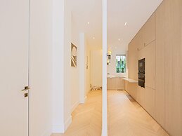 Sumptuous Apartment With Garden / Arc de Triomphe