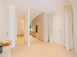 Sumptuous Apartment With Garden / Arc de Triomphe