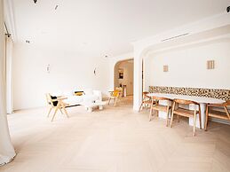 Sumptuous Apartment With Garden / Arc de Triomphe
