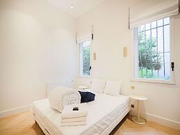 Sumptuous Apartment With Garden / Arc de Triomphe