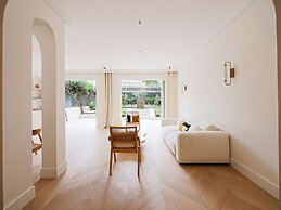 Sumptuous Apartment With Garden / Arc de Triomphe