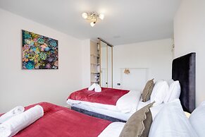 Elegant 5 Bed Home with Garden- Slough