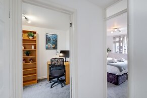 Elegant 5 Bed Home with Garden- Slough