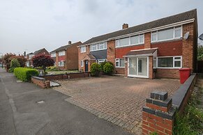 Elegant 5 Bed Home with Garden- Slough