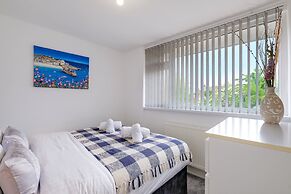 Elegant 5 Bed Home with Garden- Slough