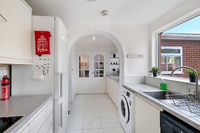 Elegant 5 Bed Home with Garden- Slough