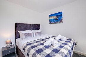 Elegant 5 Bed Home with Garden- Slough