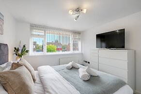 Elegant 5 Bed Home with Garden- Slough