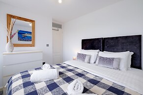 Elegant 5 Bed Home with Garden- Slough