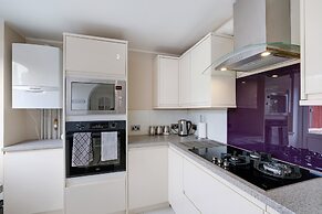Elegant 5 Bed Home with Garden- Slough
