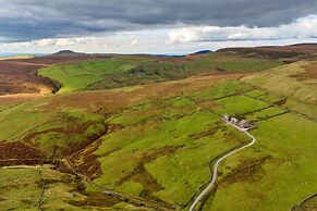 Cottage in Peak District With Scenic Views