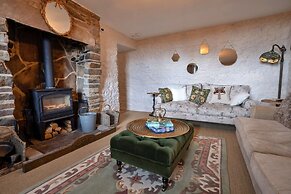 Cottage in Peak District With Scenic Views