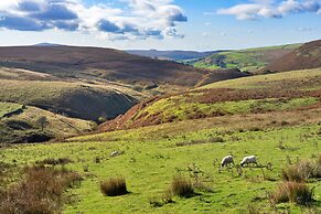 Cottage in Peak District With Scenic Views