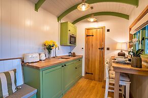 Shepherd's Hut in Devon by Scenic Lake